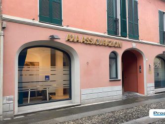 Facciata sede AXA Assicurazioni Gazzaniga Manuel con insegna frontale e vetrine, intervento di identificazione esterna realizzato da Progim Sign.