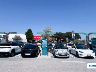 Area di ricarica Electra con stalli e colonnine HPC Vista generale dell’area di ricarica Electra con colonnine ad alta potenza, stalli dedicati ai veicoli elettrici e infrastruttura realizzata con il supporto operativo di Progim Sign.