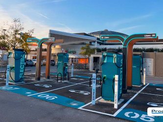 Vista d'insieme della stazione di ricarica Electra di Curno, con strutture LED, pensiline e installazioni realizzate da Progim Sign.