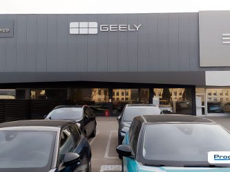 Insegna luminosa Geely con logo ufficiale installata sulla facciata del concessionario Car Village Sesto Fiorentino – realizzazione Progim Sign