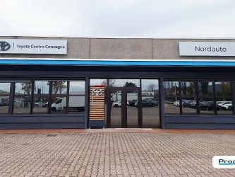 Facciata Toyota Centro Consegne Nordauto Montebelluna con insegne e accesso principale, identificazione esterna realizzata da Progim Sign.