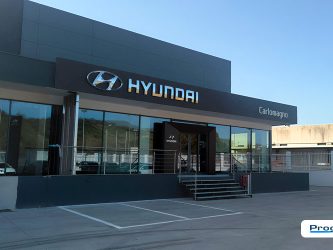 Facciata principale concessionaria Hyundai Carlomagno a Rende con insegna Hyundai illuminata e ingresso showroom, progetto di Corporate Identity realizzato da Progim Sign.