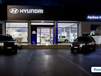 Insegna luminosa Hyundai su facciata showroom Aquilano Motori in orario serale, identificazione esterna realizzata da Progim Sign.