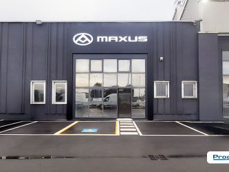 Insegna luminosa MAXUS su facciata concessionaria Dalma Solaro, identificazione esterna realizzata da Progim Sign.