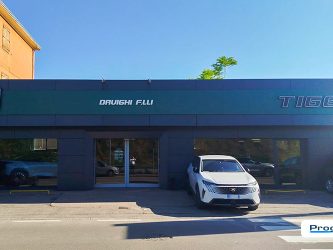 Vista frontale della concessionaria Fratelli Davighi con nuova identificazione esterna TIGER, pannellatura di facciata e loghi installati da Progim Sign.