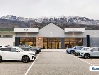 Facciata concessionaria Toyota Activa Villa Lagarina con area parcheggio e vista complessiva del sito, intervento di identificazione esterna realizzato da Progim Sign.
