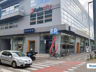 Facciata concessionaria Volvo Autocity Barchetti con showroom su strada e insegne Volvo, intervento di identificazione realizzato da Progim Sign.