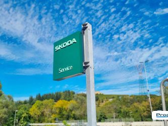 Dettaglio dell’insegna Škoda Service installata da Progim Sign per l’identificazione dell’area dedicata all’assistenza autorizzata.