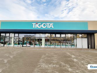 Nuova insegna Tigotà su frontale vetrato punto vendita Torino C.so Grosseto, aggiornamento immagine coordinata a cura di Progim Sign.