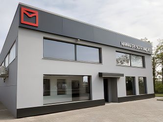 Vista angolare della sede Mainardi Serramenti con marchio applicato in facciata e rivestimento coordinato, progetto di immagine esterna curato da Progim Sign.