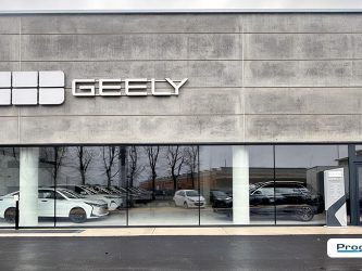 Insegna Geely su facciata showroom Autouno Verona con vetrate espositive, installazione realizzata da Progim Sign.