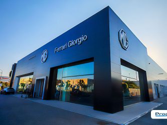 Vista prospettica della concessionaria MG Ferrari Giorgio di Sassuolo con nuova immagine coordinata e rivestimento esterno realizzati da Progim Sign.