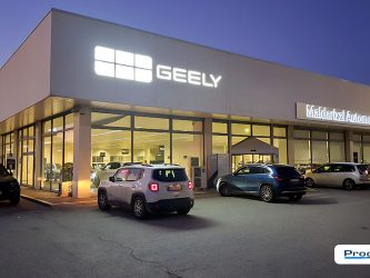 Logo Geely retroilluminato su edificio Maldarizzi Automotive Bari in orario serale, progetto di rebranding a cura di Progim Sign.