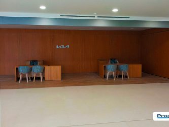 Postazioni consulenza KIA con parete brandizzata e arredi coordinati presso Pasquarelli Giulianova, allestimento realizzato da Progim Sign.